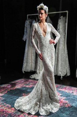 New York, Ny - 16 Nisan: New York Moda Haftası'nda Naeem Khan Bahar 2020 gelinlik moda sunumu sırasında poz veren bir model: Nisan'da Gelin 16, 2019 Nyc.