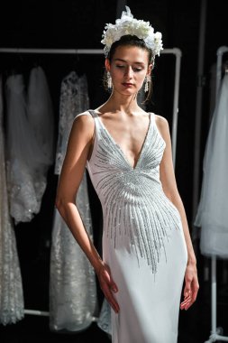 New York, Ny - 16 Nisan: New York Moda Haftası'nda Naeem Khan Bahar 2020 gelinlik moda sunumu sırasında poz veren bir model: Nisan'da Gelin 16, 2019 Nyc.