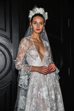 New York, Ny - 16 Nisan: New York Moda Haftası'nda Naeem Khan Bahar 2020 gelinlik moda sunumu sırasında poz veren bir model: Nisan'da Gelin 16, 2019 Nyc.