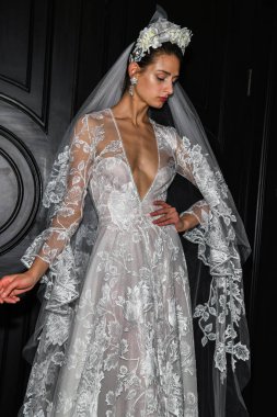 New York, Ny - 16 Nisan: New York Moda Haftası'nda Naeem Khan Bahar 2020 gelinlik moda sunumu sırasında poz veren bir model: Nisan'da Gelin 16, 2019 Nyc.