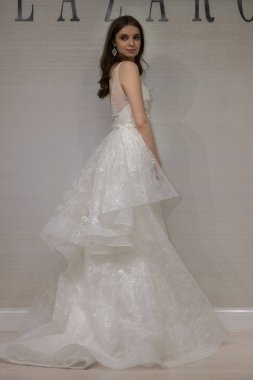 New York, Ny - 12 Nisan: Lazaro Bahar sırasında poz bir model 2020 New York Moda Haftası'nda gelinlik moda sunumu: Nisan'da Gelin 12, 2019 Nyc.