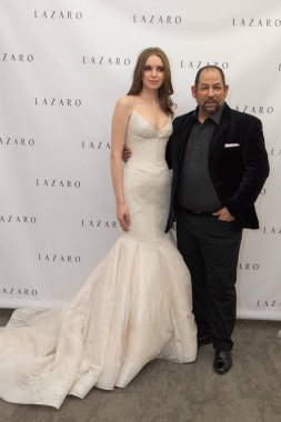 New York, Ny - 12 Nisan: Lazaro İlkbahar 2020 New York Moda Haftası'nda gelinlik moda sunumu sırasında poz tasarımcı ve model: Nisan'da Gelinlik 12, 2019 Nyc.