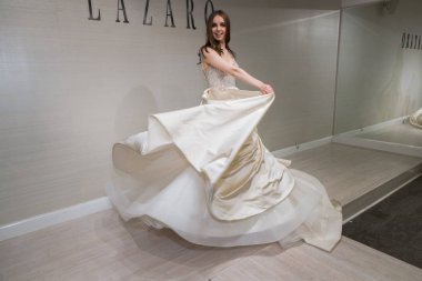 New York, Ny - 12 Nisan: Lazaro Bahar sırasında poz bir model 2020 New York Moda Haftası'nda gelinlik moda sunumu: Nisan'da Gelin 12, 2019 Nyc.