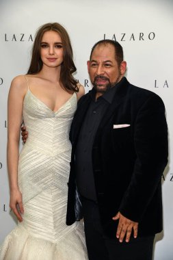 New York, Ny - 12 Nisan: Lazaro İlkbahar 2020 New York Moda Haftası'nda gelinlik moda sunumu sırasında poz tasarımcı ve model: Nisan'da Gelinlik 12, 2019 Nyc.