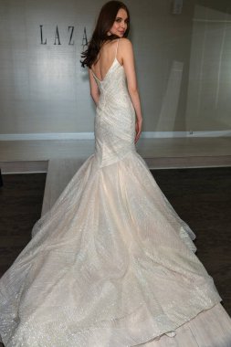 New York, Ny - 12 Nisan: Lazaro Bahar sırasında poz bir model 2020 New York Moda Haftası'nda gelinlik moda sunumu: Nisan'da Gelin 12, 2019 Nyc.