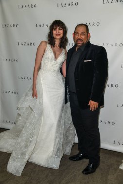 New York, Ny - 12 Nisan: Lazaro İlkbahar 2020 New York Moda Haftası'nda gelinlik moda sunumu sırasında poz tasarımcı ve model: Nisan'da Gelinlik 12, 2019 Nyc.