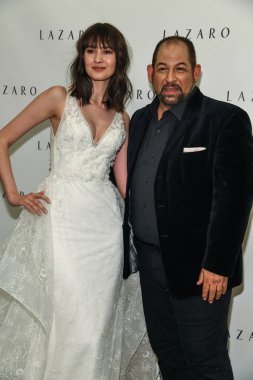 New York, Ny - 12 Nisan: Lazaro İlkbahar 2020 New York Moda Haftası'nda gelinlik moda sunumu sırasında poz tasarımcı ve model: Nisan'da Gelinlik 12, 2019 Nyc.