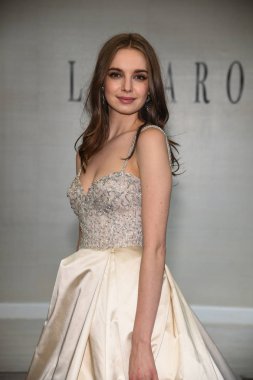 New York, Ny - 12 Nisan: Lazaro Bahar sırasında poz bir model 2020 New York Moda Haftası'nda gelinlik moda sunumu: Nisan'da Gelin 12, 2019 Nyc.