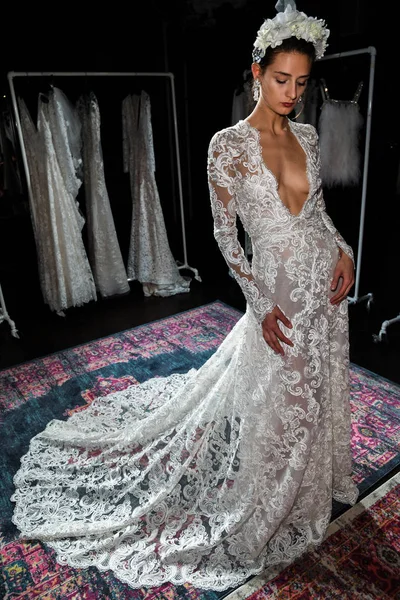 4月16日 一个模特在纽约时装周上摆姿势 在Naeem Khan 2020年春季婚礼时装展示 2019年4月16日在纽约举行婚礼 — 图库照片
