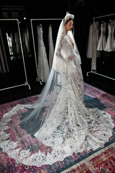 New York April Modell Poserar Naeem Khan Våren 2020 Bridal — Stockfoto