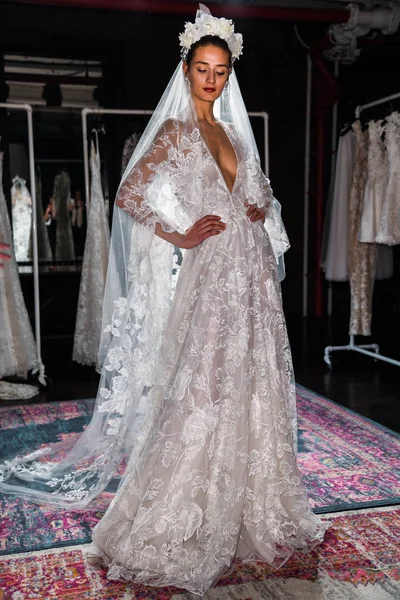 4月16日 一个模特在纽约时装周上摆姿势 在Naeem Khan 2020年春季婚礼时装展示 2019年4月16日在纽约举行婚礼 — 图库照片