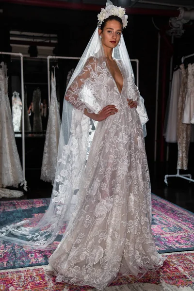 New York, Ny - 16 Nisan: New York Moda Haftası'nda Naeem Khan Bahar 2020 gelinlik moda sunumu sırasında poz veren bir model: Nisan'da Gelin 16, 2019 Nyc.