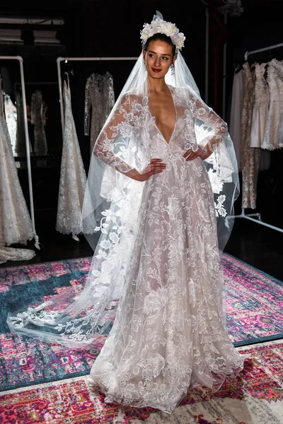 New York April Model Posing Naeem Khan Spring 2020 Bridal — Stock Photo, Image