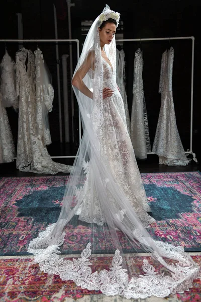 New York, Ny - 16 Nisan: New York Moda Haftası'nda Naeem Khan Bahar 2020 gelinlik moda sunumu sırasında poz veren bir model: Nisan'da Gelin 16, 2019 Nyc.