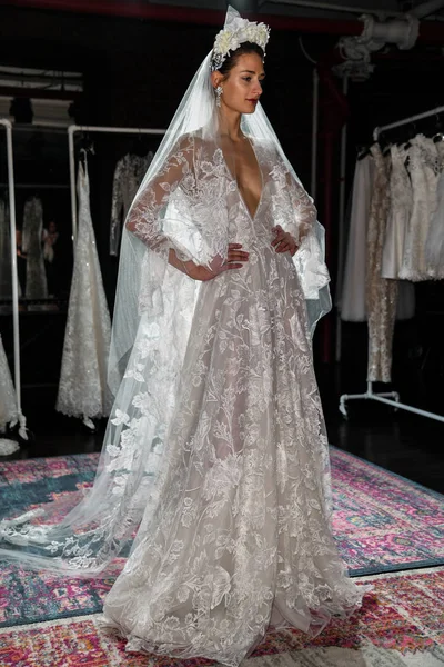 New York April Model Posing Naeem Khan Spring 2020 Bridal — Stock Photo, Image