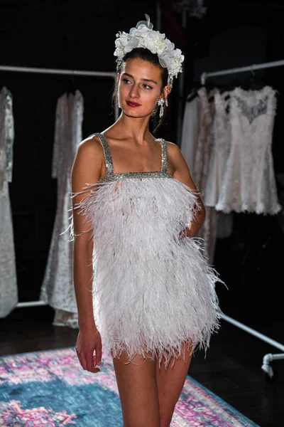 New York, Ny - 16 Nisan: New York Moda Haftası'nda Naeem Khan Bahar 2020 gelinlik moda sunumu sırasında poz veren bir model: Nisan'da Gelin 16, 2019 Nyc.