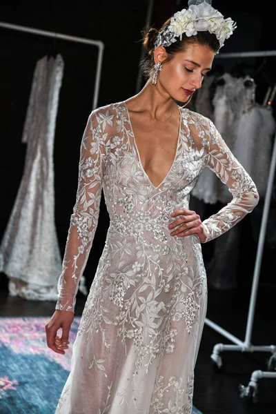 New York, Ny - 16 Nisan: New York Moda Haftası'nda Naeem Khan Bahar 2020 gelinlik moda sunumu sırasında poz veren bir model: Nisan'da Gelin 16, 2019 Nyc.