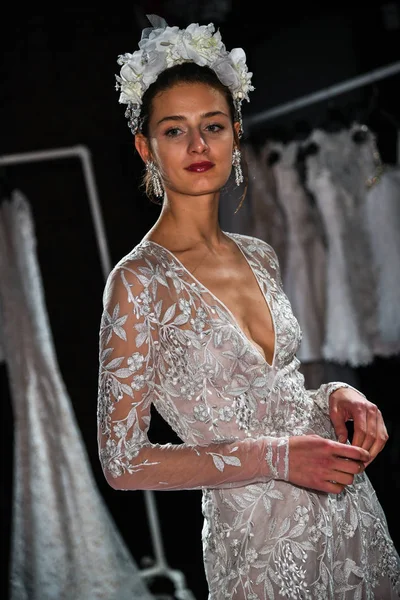 New York, Ny - 16 Nisan: New York Moda Haftası'nda Naeem Khan Bahar 2020 gelinlik moda sunumu sırasında poz veren bir model: Nisan'da Gelin 16, 2019 Nyc.