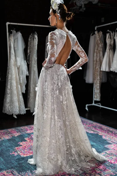 ニューヨーク ニューヨーク 4月16日 ニューヨークファッションウィークでNaeem Khan Spring 2020ブライダルファッションプレゼンテーション中にポーズをとるモデル 2019年4月16日 ニューヨークでブライダル — ストック写真