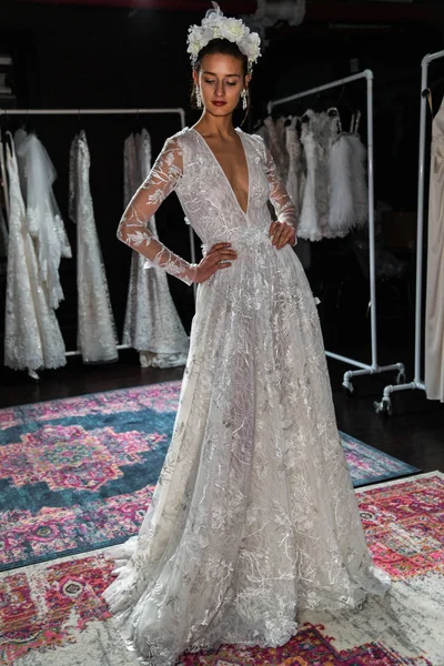 New York April Model Posing Naeem Khan Spring 2020 Bridal — Stock Photo, Image