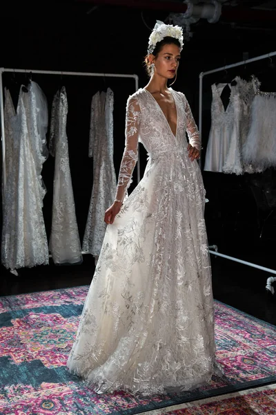 New York April Model Posing Naeem Khan Spring 2020 Bridal — Stock Photo, Image