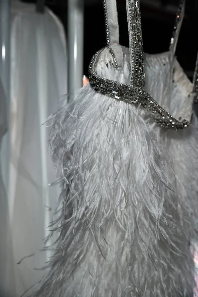Nowy Jork Kwietnia Sukienki Wieszaki Podczas Naeem Khan Wiosna 2020 — Zdjęcie stockowe