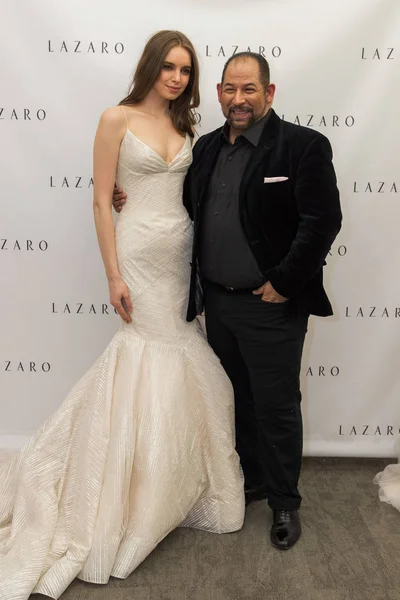 ニューヨーク ニューヨーク 4月12日 ニューヨークファッションウィークでラザロ春2020ブライダルファッションプレゼンテーション中にポーズをとるデザイナーとモデル 2019年4月12日 ニューヨークでブライダル — ストック写真