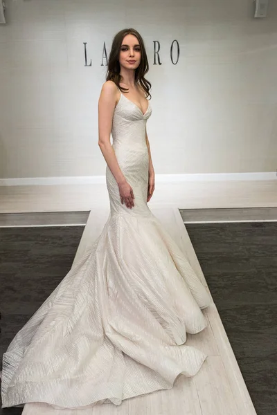 New York April Modell Poserar Lazaro Våren 2020 Bridal Fashion — Stockfoto