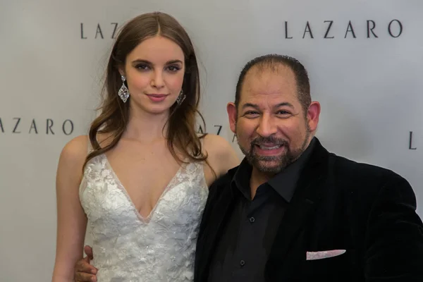 4月12日 设计师和模特在拉扎罗2020年春季婚礼时装展示在纽约时装周 新娘于2019年4月12日在纽约 — 图库照片