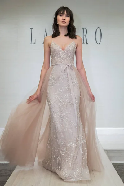 4月12日 一个模特在纽约时装周的Lazaro 2020春季新娘时装秀上摆姿势 2019年4月12日在纽约举行婚礼 — 图库照片