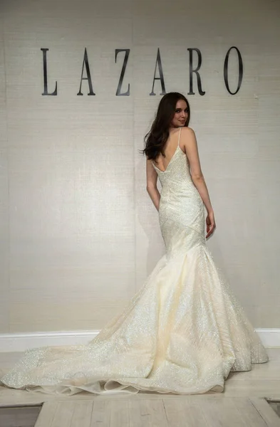 ニューヨーク ニューヨーク 4月12日 ニューヨークファッションウィークでラザロ春2020ブライダルファッションプレゼンテーション中にポーズをとるモデル 2019年4月12日 ニューヨークでブライダル — ストック写真