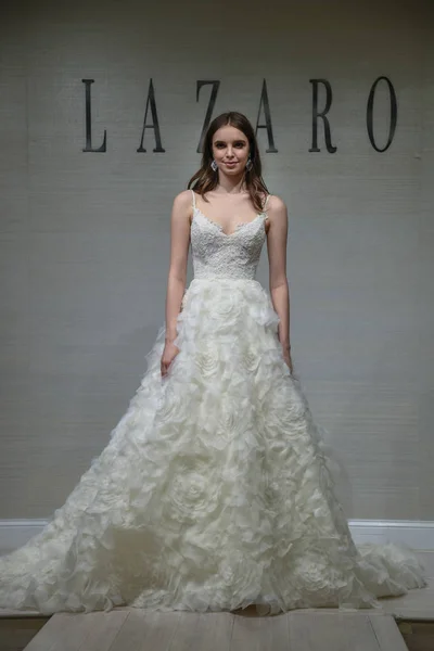 New York April Model Posing Lazaro Spring 2020 Bridal Fashion — Stock Photo, Image