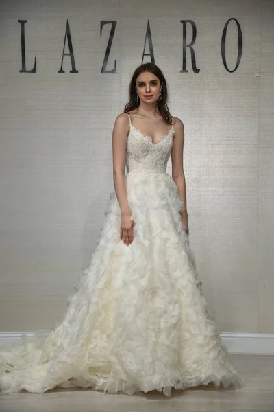 4月12日 一个模特在纽约时装周的Lazaro 2020春季新娘时装秀上摆姿势 2019年4月12日在纽约举行婚礼 — 图库照片