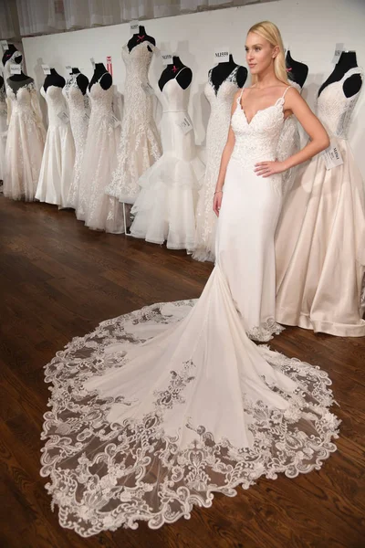 New York Avril Mannequin Posant Lors Présentation Mode Allure Bridal — Photo