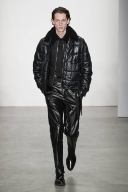 New York, Ny - 11 Şubat: Bir model Helmut Lang A / W de pist yürüyor 19 Şubat'ta Kadın ve Erkek Koleksiyonu için 11, 2019 New York.