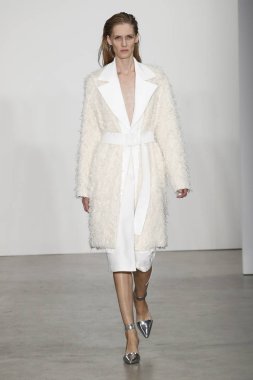 New York, Ny - 11 Şubat: Bir model Helmut Lang A / W de pist yürüyor 19 Şubat'ta Kadın ve Erkek Koleksiyonu için 11, 2019 New York.