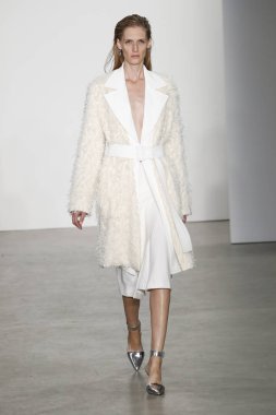 New York, Ny - 11 Şubat: Bir model Helmut Lang A / W de pist yürüyor 19 Şubat'ta Kadın ve Erkek Koleksiyonu için 11, 2019 New York.