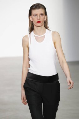 New York, Ny - 11 Şubat: Bir model Helmut Lang A / W de pist yürüyor 19 Şubat'ta Kadın ve Erkek Koleksiyonu için 11, 2019 New York.