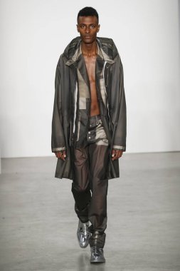 New York, Ny - 11 Şubat: Bir model Helmut Lang A / W de pist yürüyor 19 Şubat'ta Kadın ve Erkek Koleksiyonu için 11, 2019 New York.