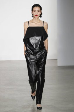 New York, Ny - 11 Şubat: Bir model Helmut Lang A / W de pist yürüyor 19 Şubat'ta Kadın ve Erkek Koleksiyonu için 11, 2019 New York.