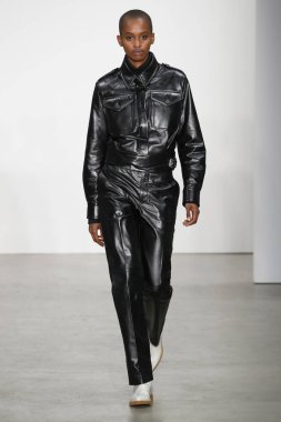 New York, Ny - 11 Şubat: Bir model Helmut Lang A / W de pist yürüyor 19 Şubat'ta Kadın ve Erkek Koleksiyonu için 11, 2019 New York.