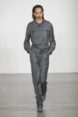 New York, Ny - 11 Şubat: Bir model Helmut Lang A / W de pist yürüyor 19 Şubat'ta Kadın ve Erkek Koleksiyonu için 11, 2019 New York.