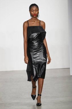 New York, Ny - 11 Şubat: Bir model Helmut Lang A / W de pist yürüyor 19 Şubat'ta Kadın ve Erkek Koleksiyonu için 11, 2019 New York.