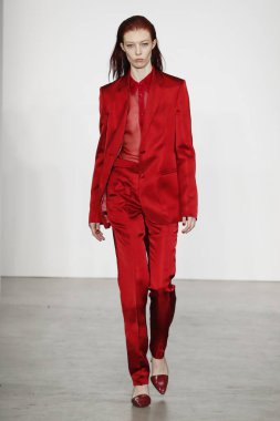 New York, Ny - 11 Şubat: Bir model Helmut Lang A / W de pist yürüyor 19 Şubat'ta Kadın ve Erkek Koleksiyonu için 11, 2019 New York.