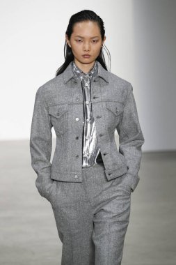 New York, Ny - 11 Şubat: Bir model Helmut Lang A / W de pist yürüyor 19 Şubat'ta Kadın ve Erkek Koleksiyonu için 11, 2019 New York.