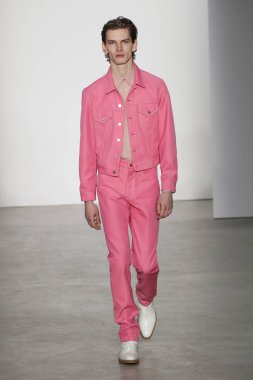 New York, Ny - 11 Şubat: Bir model Helmut Lang A / W de pist yürüyor 19 Şubat'ta Kadın ve Erkek Koleksiyonu için 11, 2019 New York.