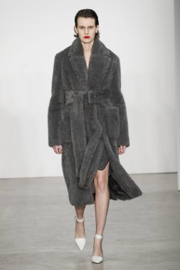 New York, Ny - 11 Şubat: Bir model Helmut Lang A / W de pist yürüyor 19 Şubat'ta Kadın ve Erkek Koleksiyonu için 11, 2019 New York.
