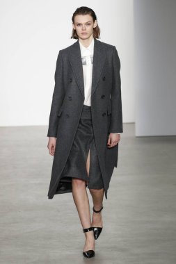 New York, Ny - 11 Şubat: Bir model Helmut Lang A / W de pist yürüyor 19 Şubat'ta Kadın ve Erkek Koleksiyonu için 11, 2019 New York.