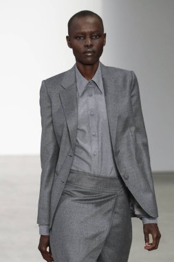 New York, Ny - 11 Şubat: Bir model Helmut Lang A / W de pist yürüyor 19 Şubat'ta Kadın ve Erkek Koleksiyonu için 11, 2019 New York.