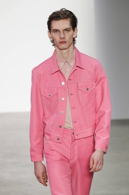 New York, Ny - 11 Şubat: Bir model Helmut Lang A / W de pist yürüyor 19 Şubat'ta Kadın ve Erkek Koleksiyonu için 11, 2019 New York.